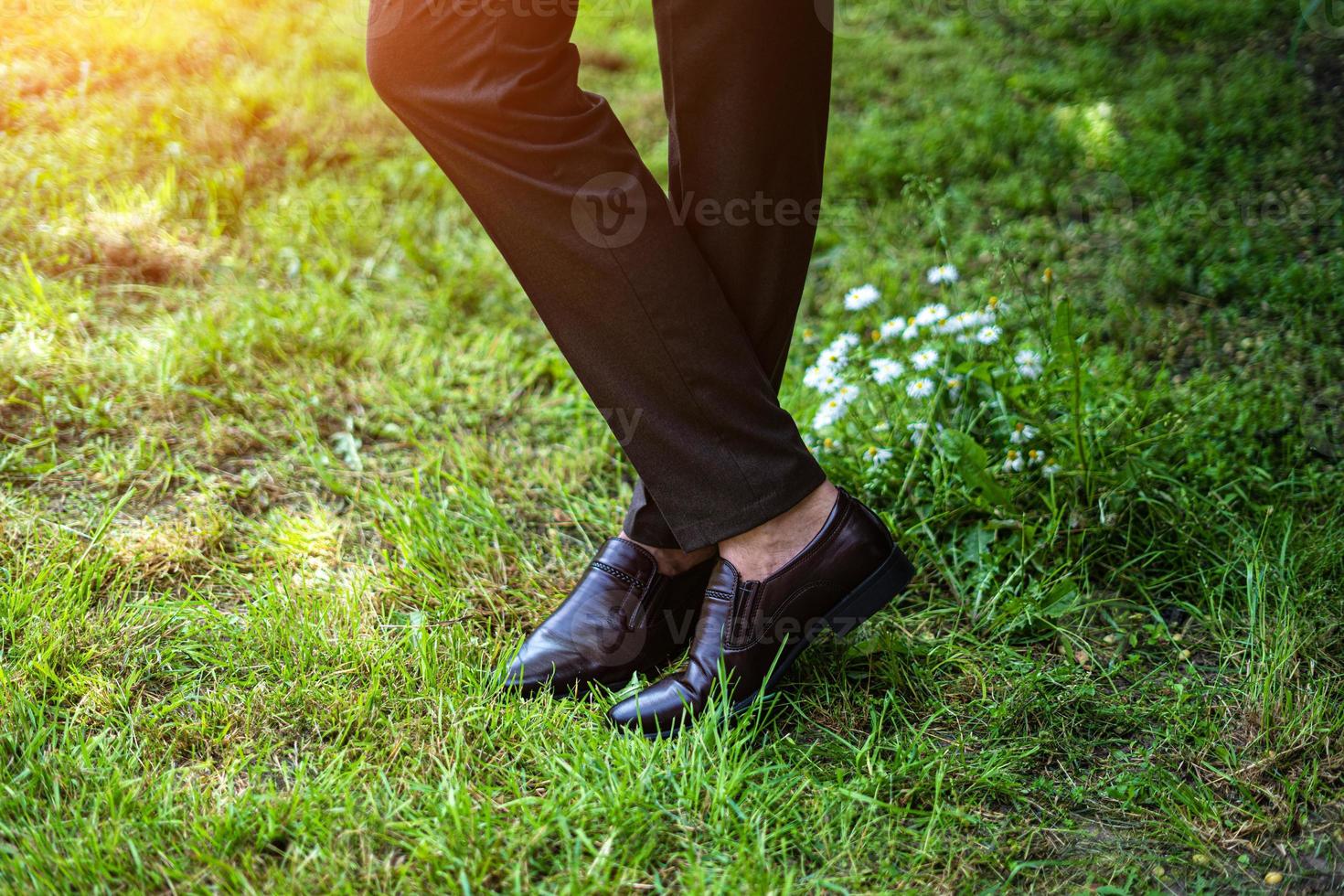 pés masculinos em sapatos marrons close-up foto