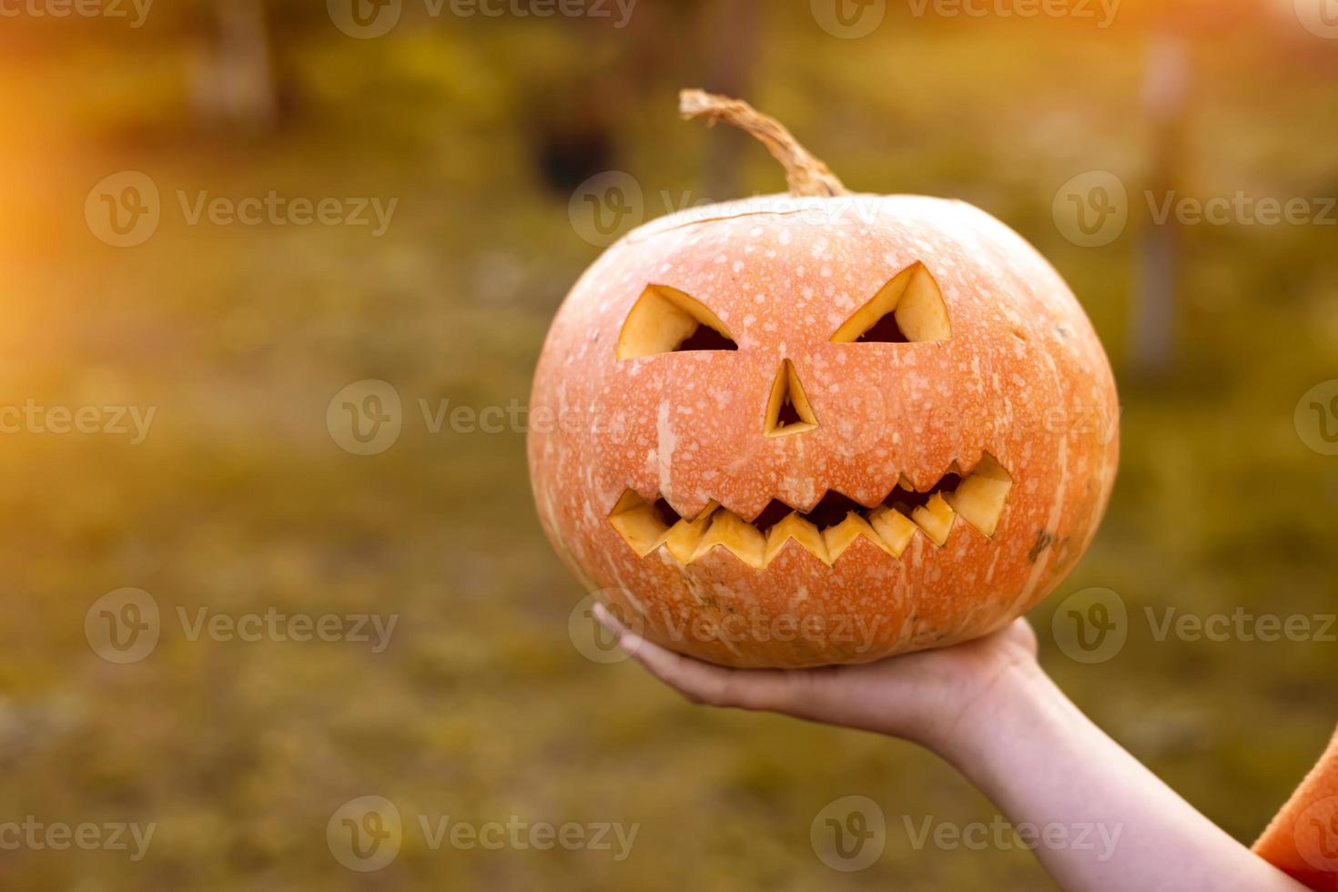 abóbora assustadora de halloween na mão foto