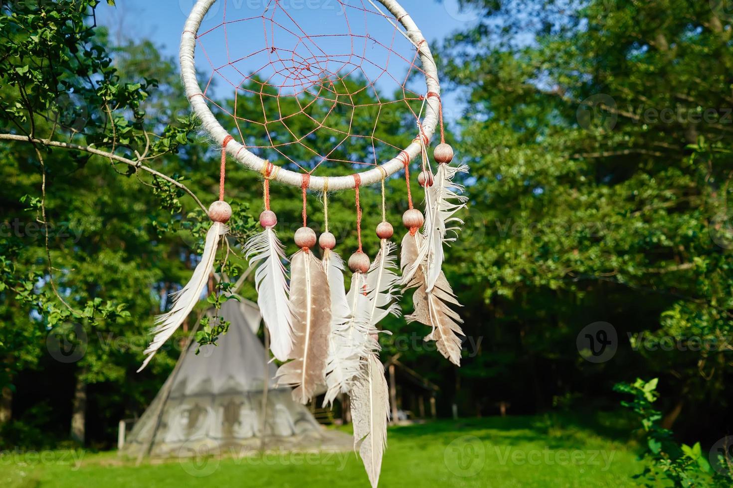 apanhador de sonhos no fundo de uma aldeia indiana de wigwams foto