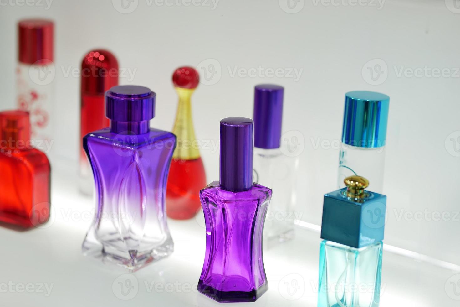 frascos de perfume multicoloridos fundo desfocado foto
