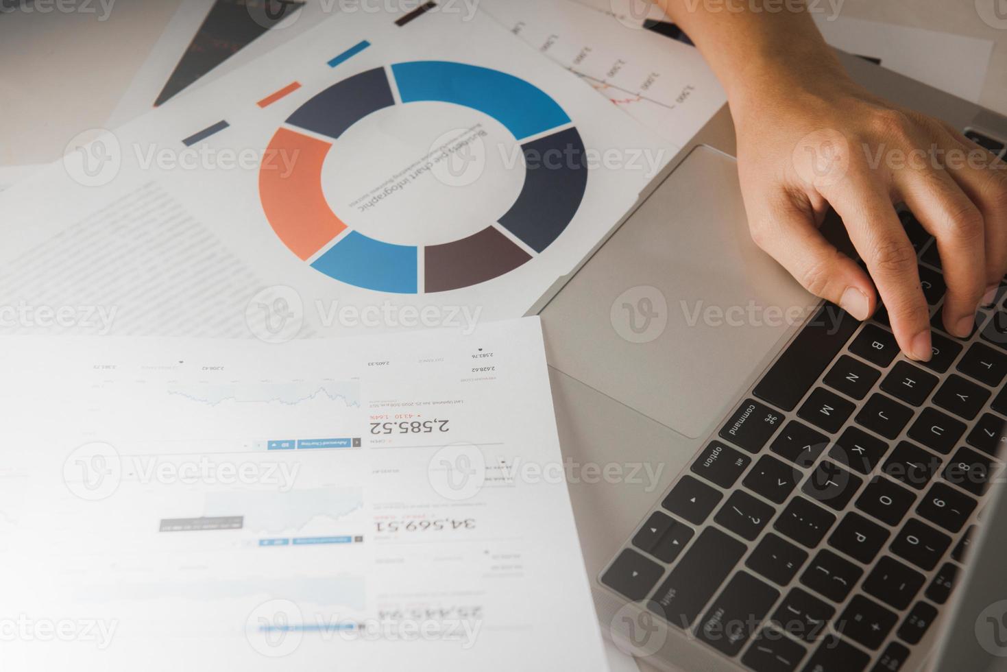 empresário contador ou especialista financeiro analisa gráfico de relatório de negócios e gráfico de finanças no escritório corporativo. conceito de economia financeira, negócios bancários e pesquisa de mercado de ações. foto