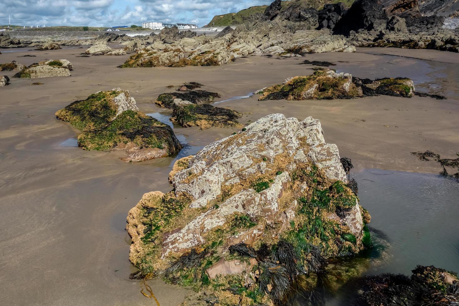 litoral rochoso em bude em cornwall foto