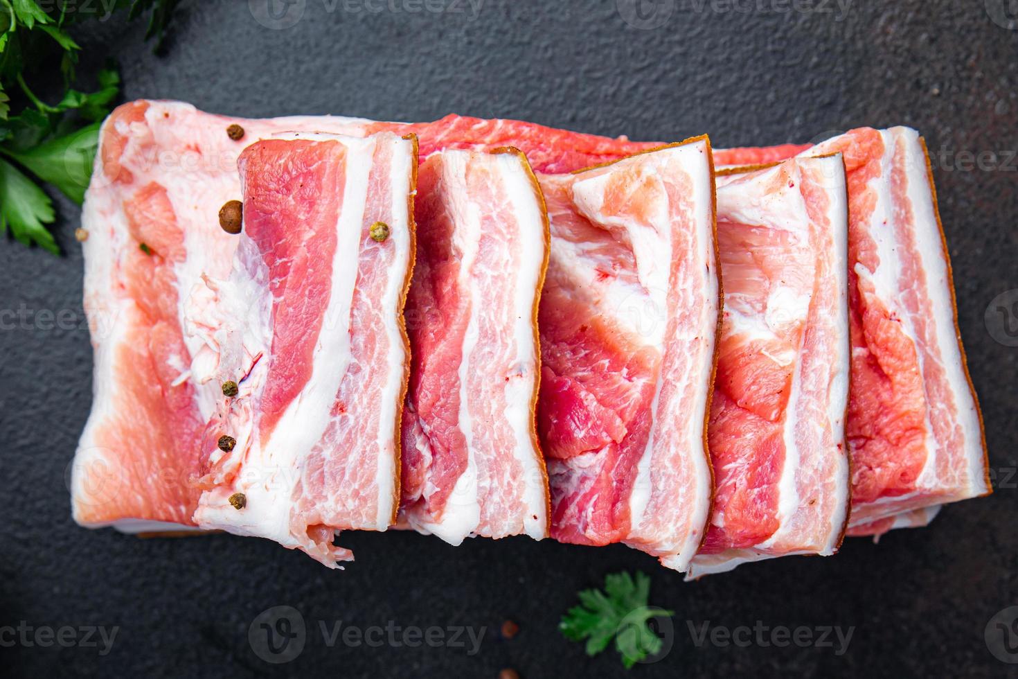 barriga carne bacon pedaço carne gordura banha de porco fresca em especiarias refeição fresca na mesa cópia espaço fundo de comida foto