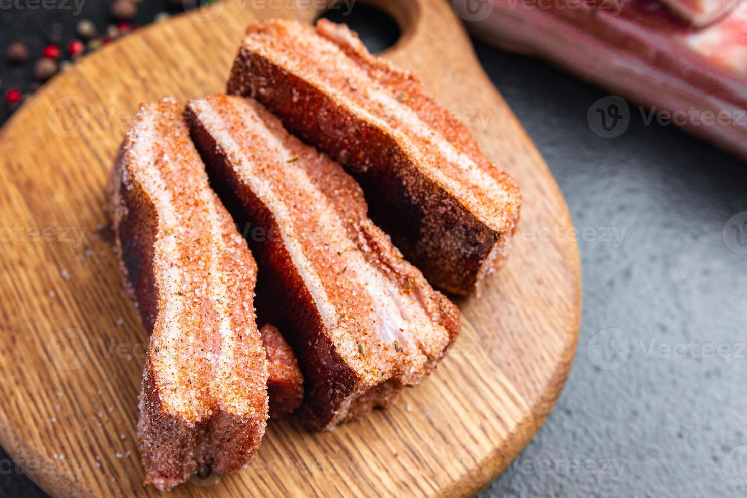 barriga carne bacon pedaço carne gordura banha de porco fresca em especiarias refeição fresca na mesa cópia espaço fundo de comida foto