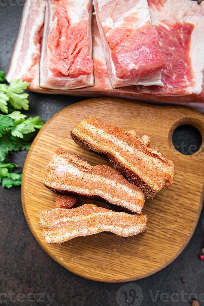 barriga carne bacon pedaço carne gordura banha de porco fresca em especiarias refeição fresca na mesa cópia espaço fundo de comida foto