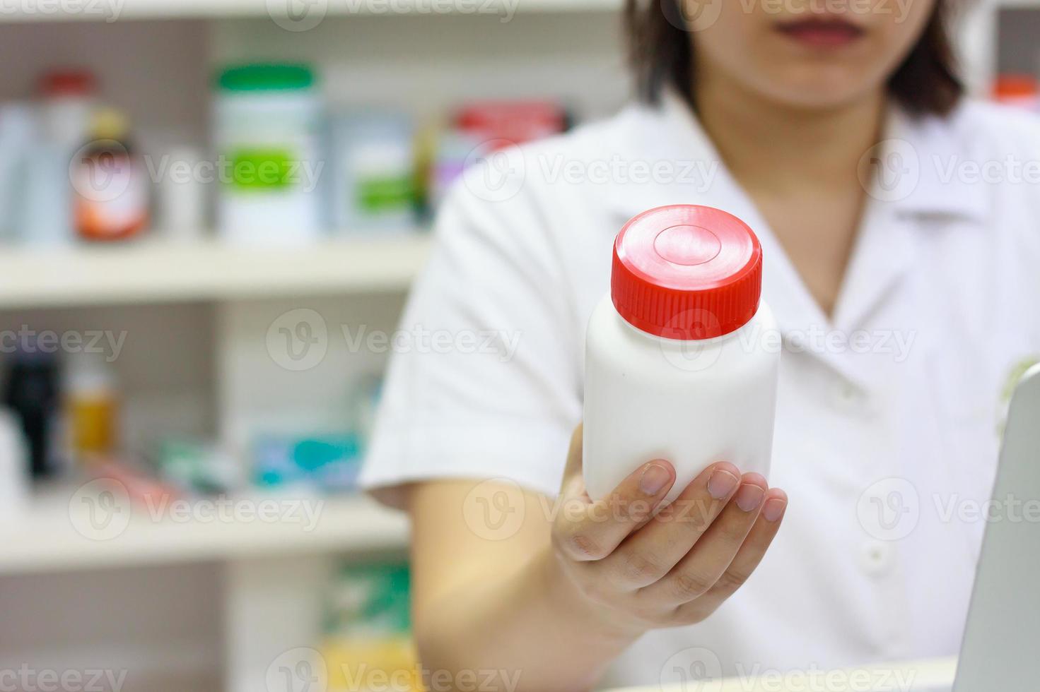 farmacêutico segurando medicamento na farmácia foto