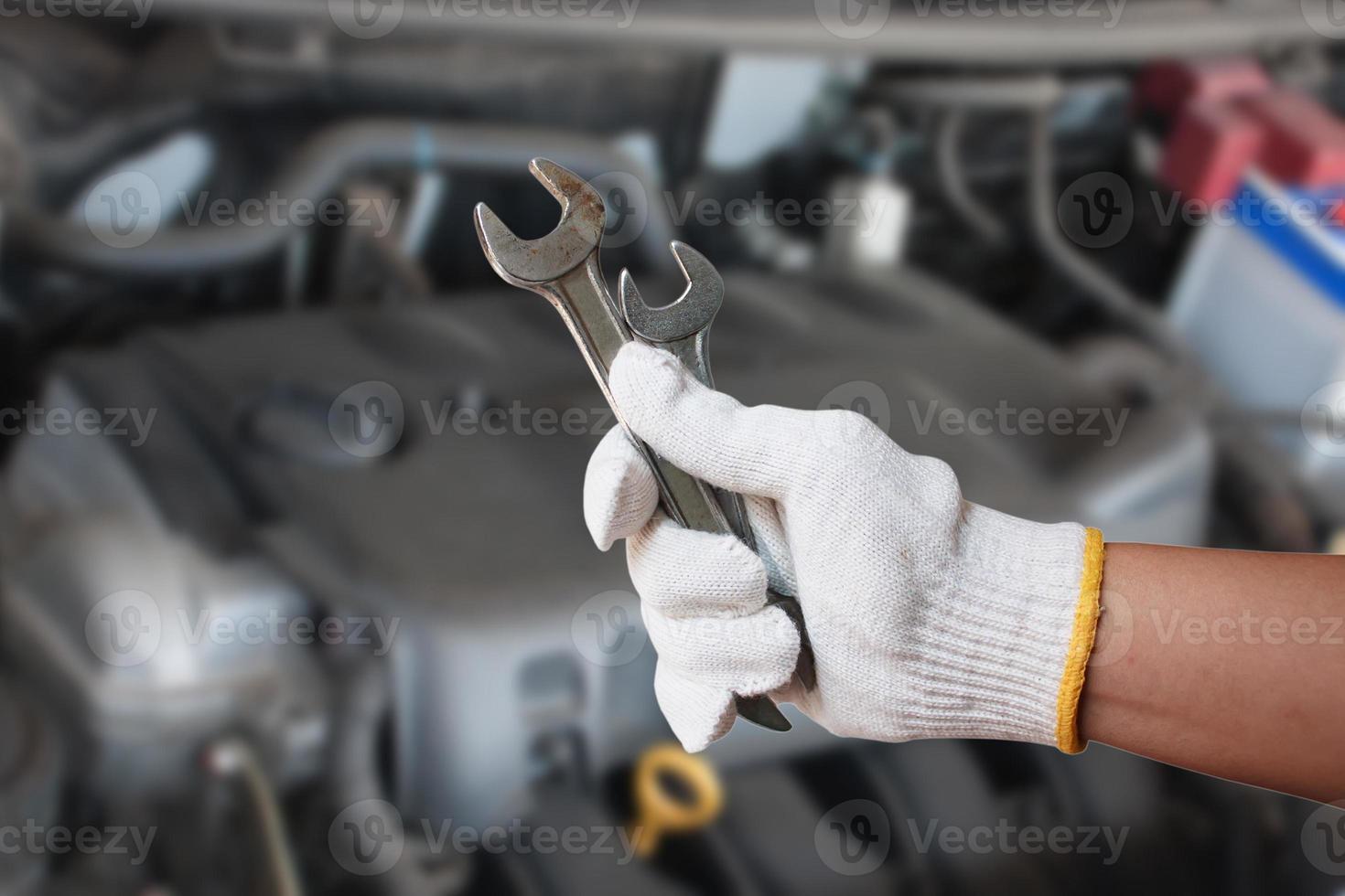 serviço automotivo. mão segurando a chave. foto