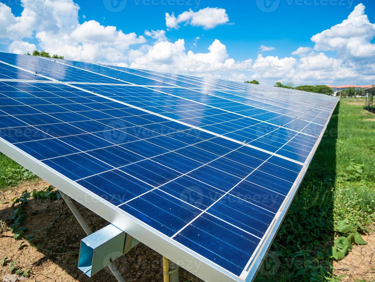 painéis solares com céu azul e nuvens foto