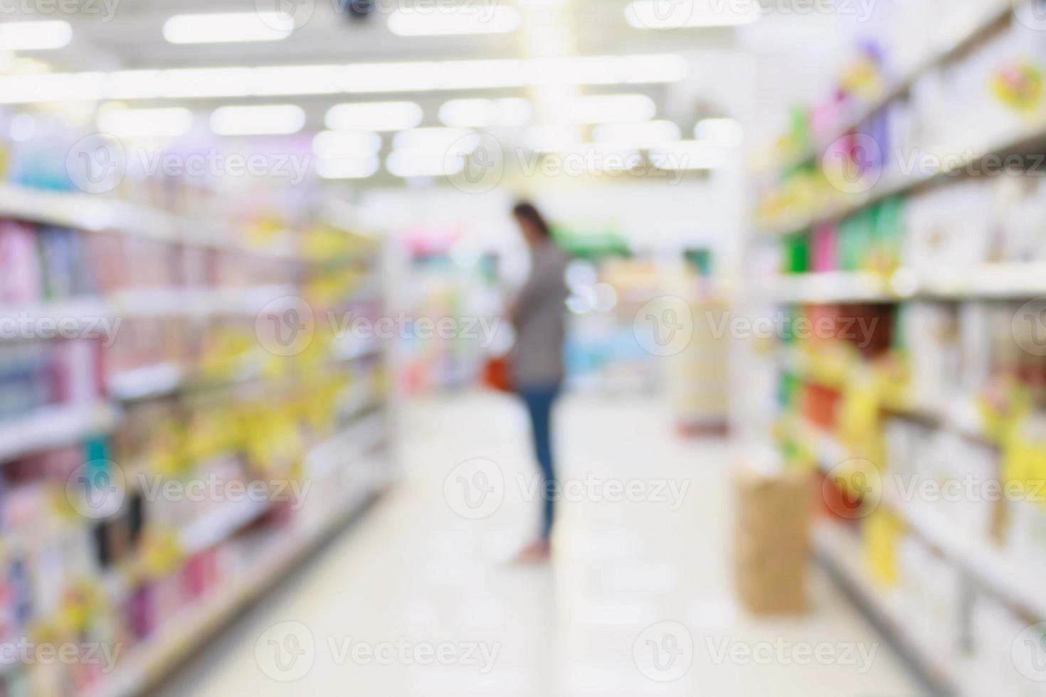 mulher às compras no supermercado foto