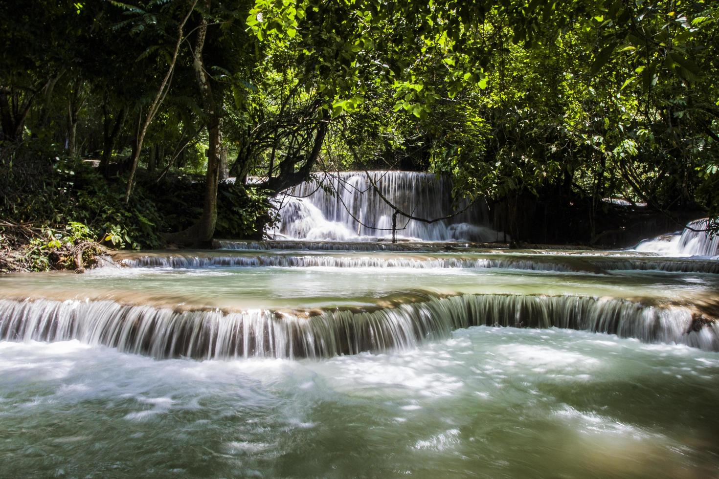 queda de água tadklangsi em louangprabang, lao foto