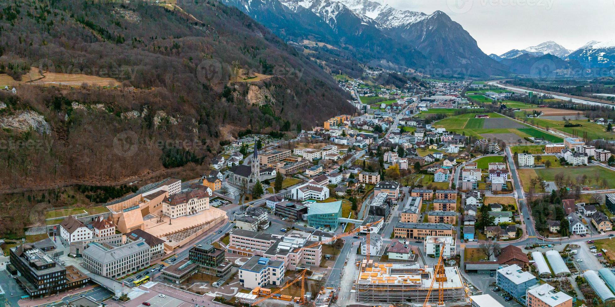 vista aérea de vaduz, a capital do liechtenstein foto