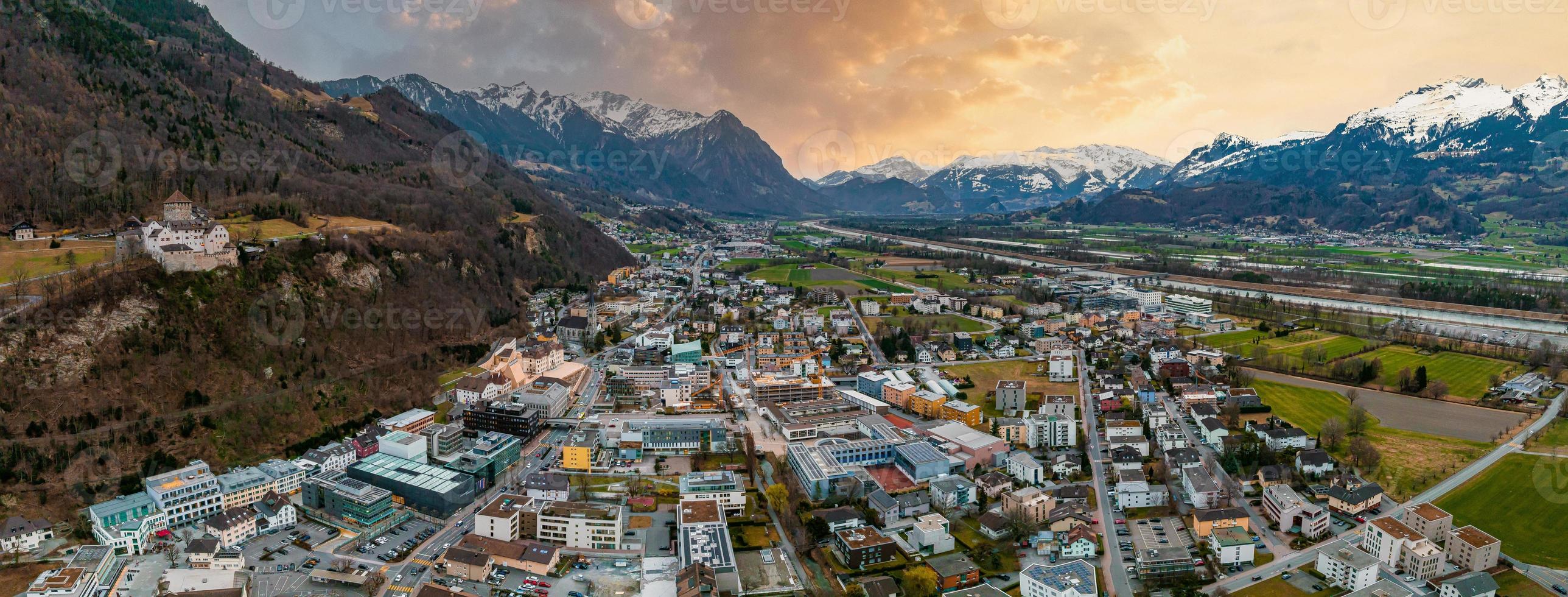 vista aérea de vaduz, a capital do liechtenstein foto