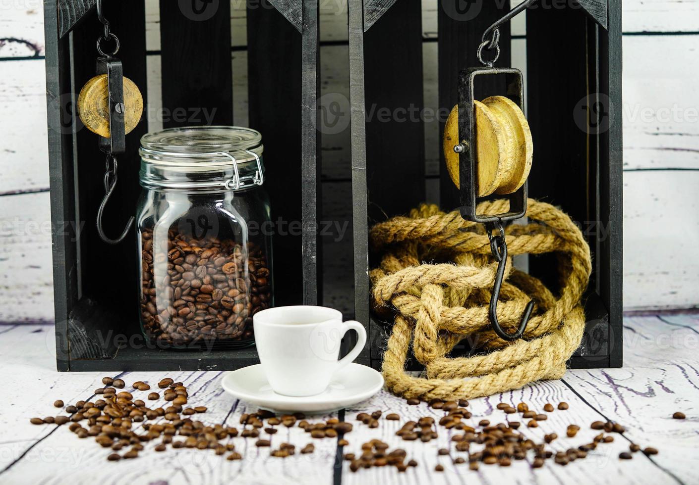 grãos de café marrom recém torrados foto