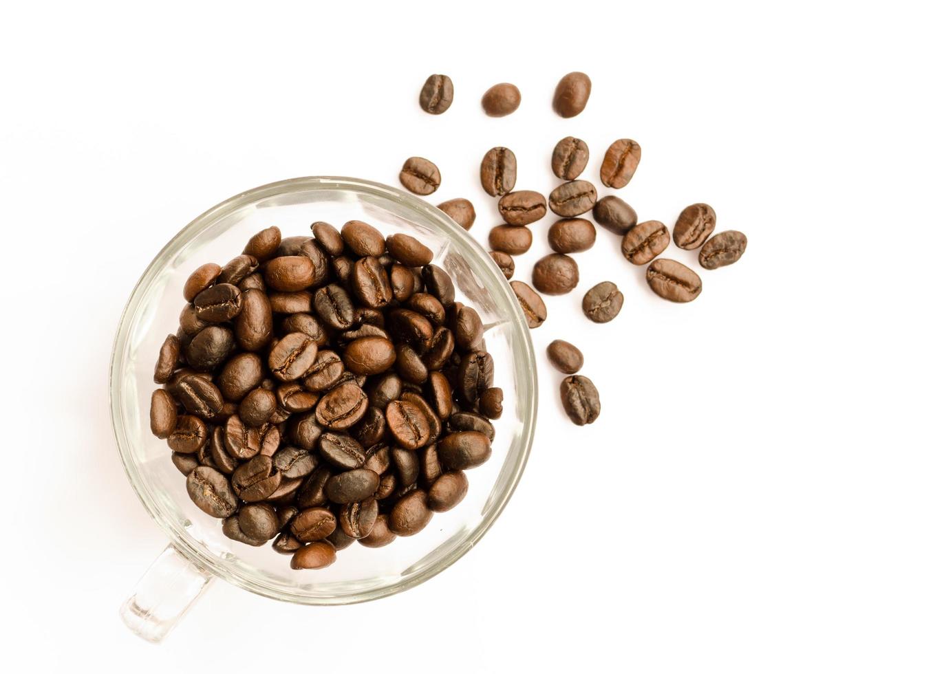 isotation de grãos de café em fundo branco foto
