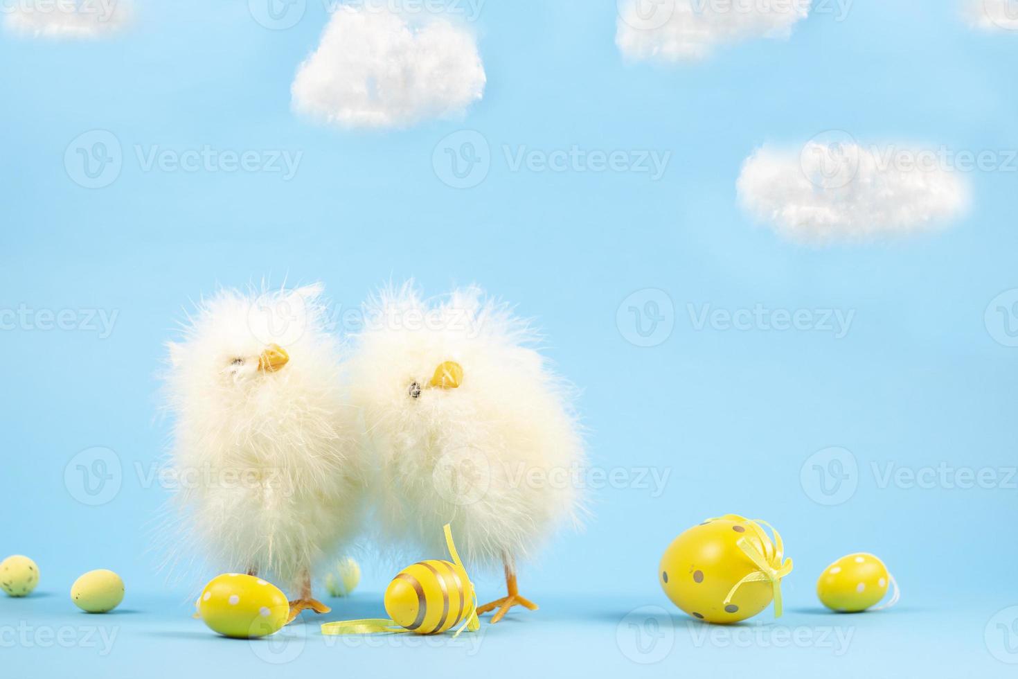 fundo de páscoa. ovos de Páscoa. cartão de feliz páscoa. galinhas. ovos de páscoa em um fundo azul. espaço de cópia foto