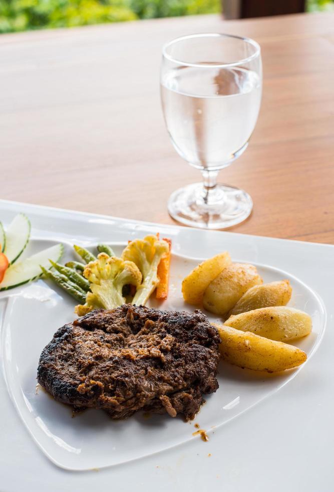 um conjunto de bife servindo na mesa branca no restaurante. foto