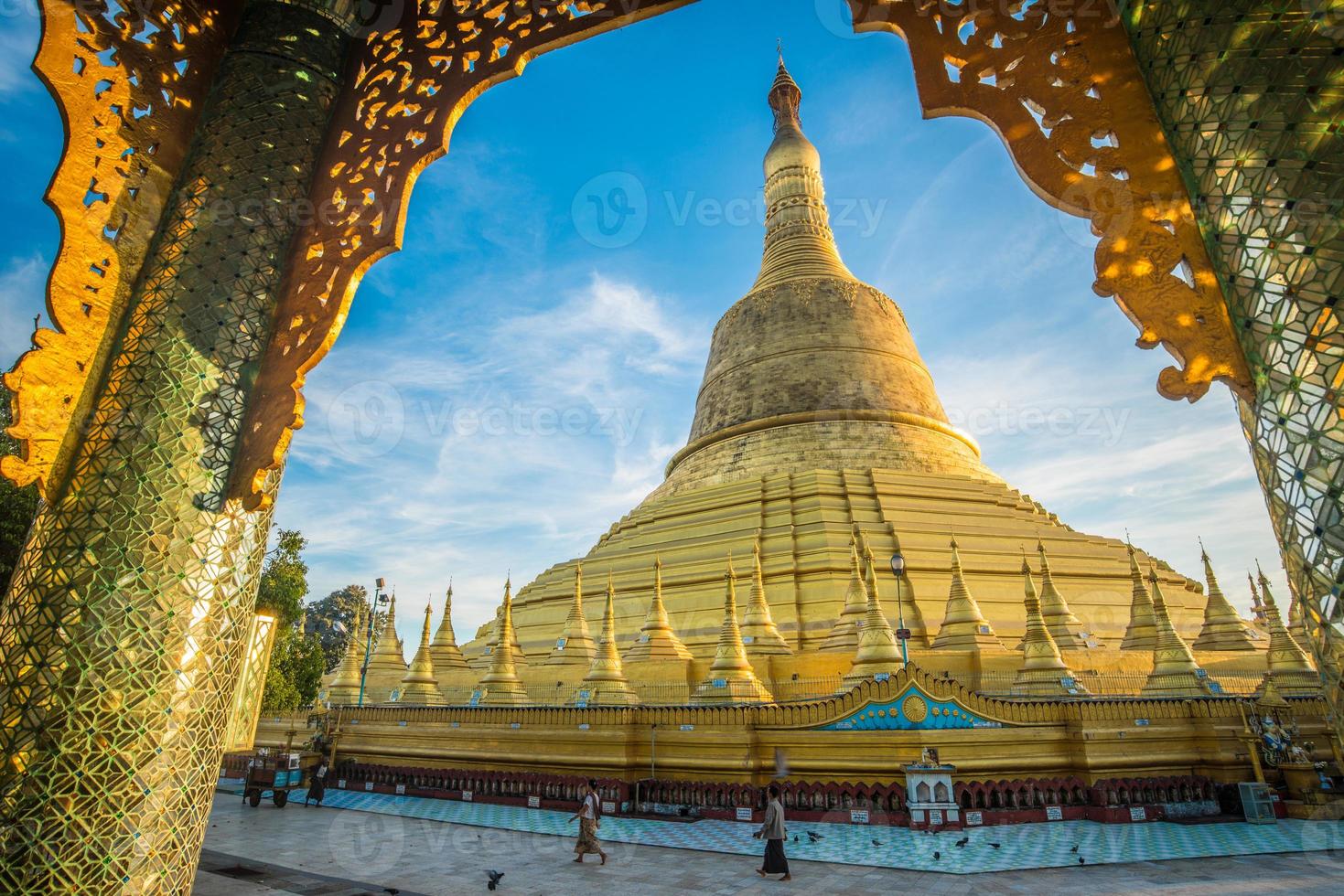 o shwemawdaw paya, o pagode mais alto de mianmar, localizado em bago, a antiga capital de mianmar. foto