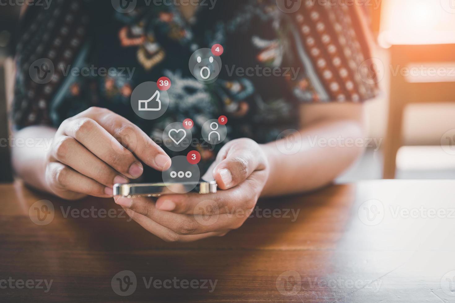 mídia social e conceito de conexão de comunicação de internet de tecnologia. as mãos da mulher de negócios estão usando as mídias sociais via smartphone com ícone de notificação. tecnologia mídia digital rede de telefonia móvel foto