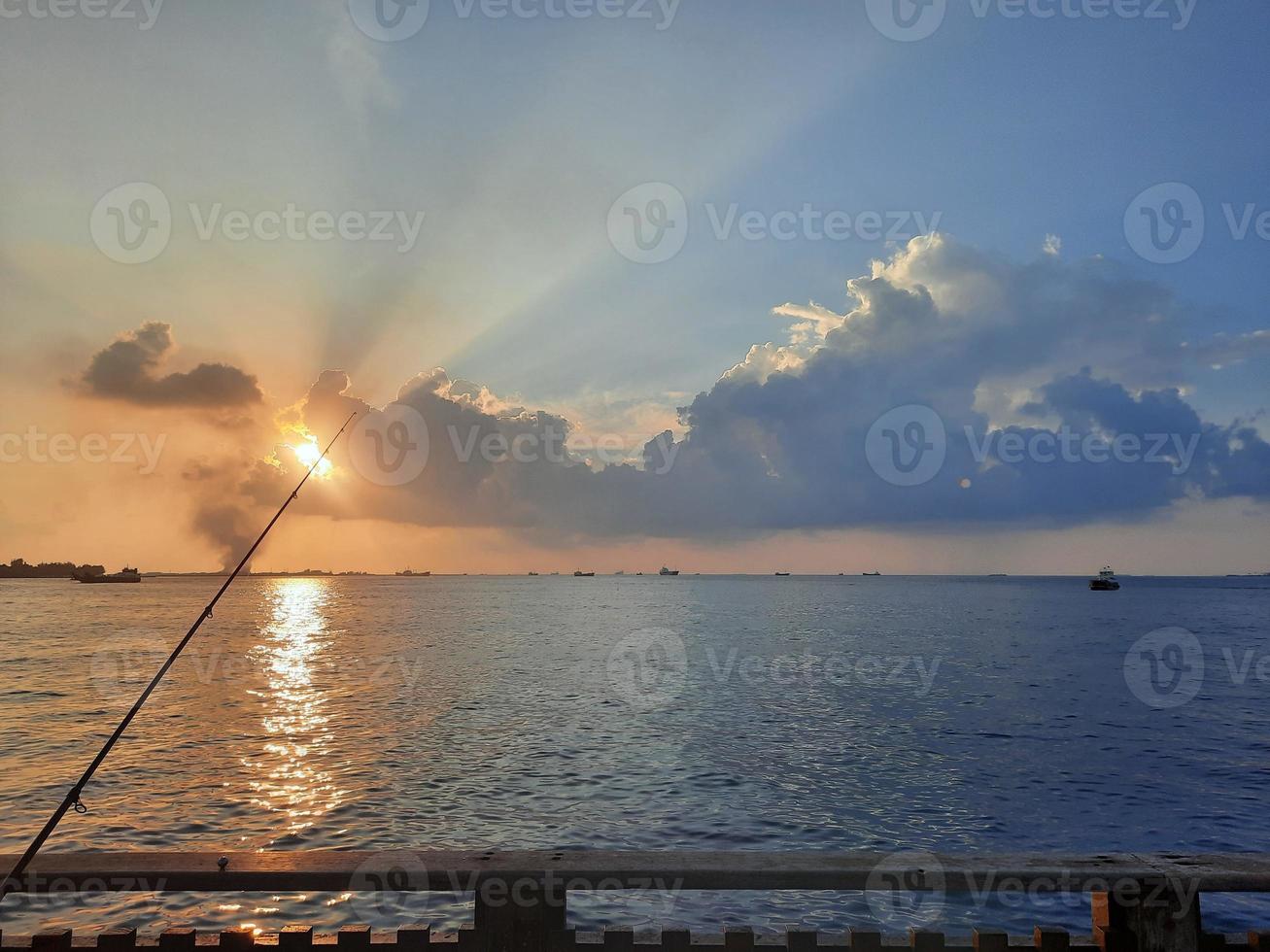 belo pôr do sol na praia masculina, maldivas foto