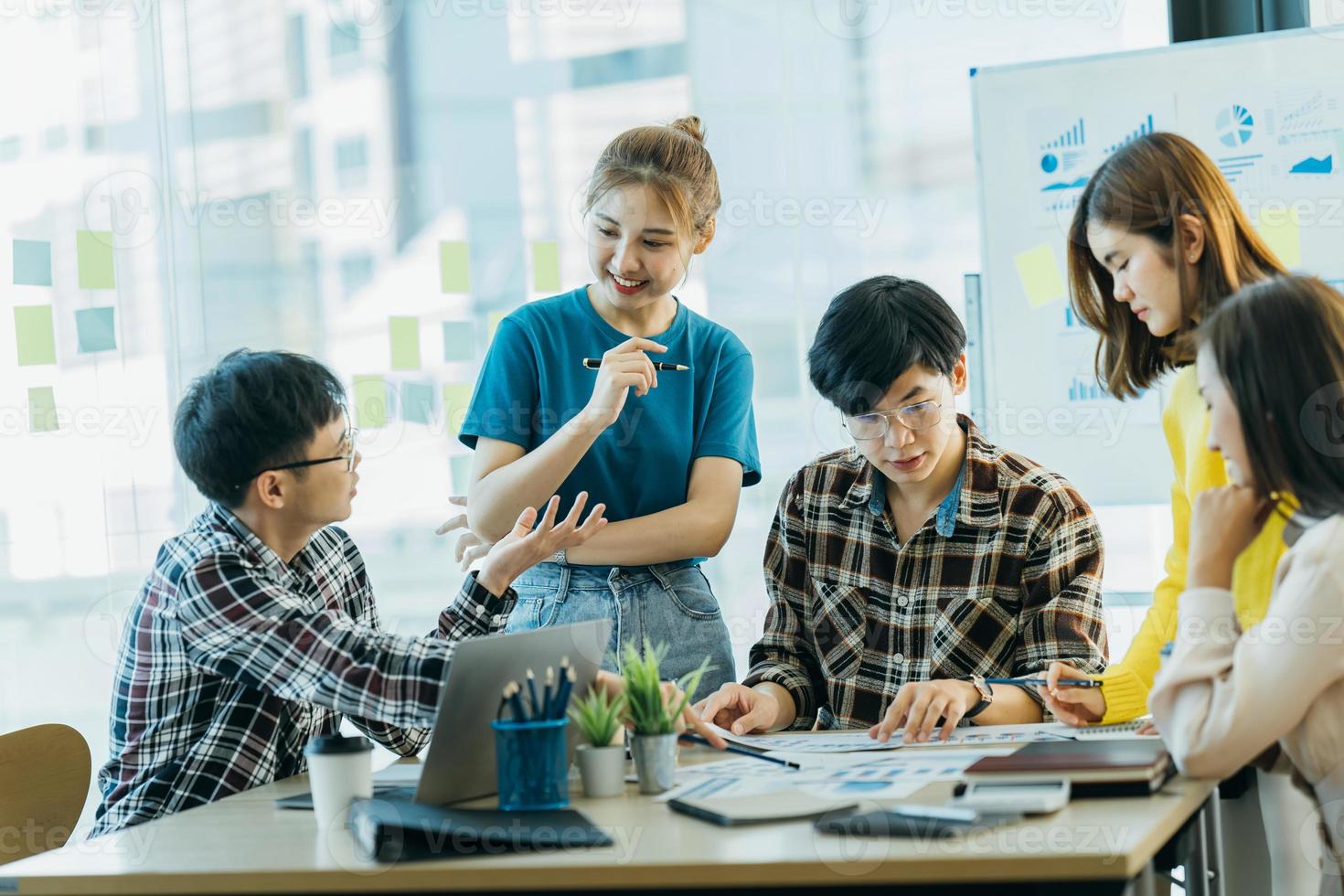 conhecendo o conceito de trabalho em equipe de brainstorming de sucesso corporativo, empresários asiáticos reunidos no escritório. foto