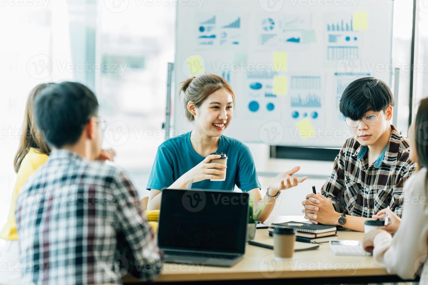 jovem mulher asiática liderando a equipe criativa de negócios no projeto de design de software de aplicativos móveis. reunião de brainstorming, trabalhar juntos, tecnologia de internet, poder feminino, conceito de trabalho em equipe de colega de escritório foto