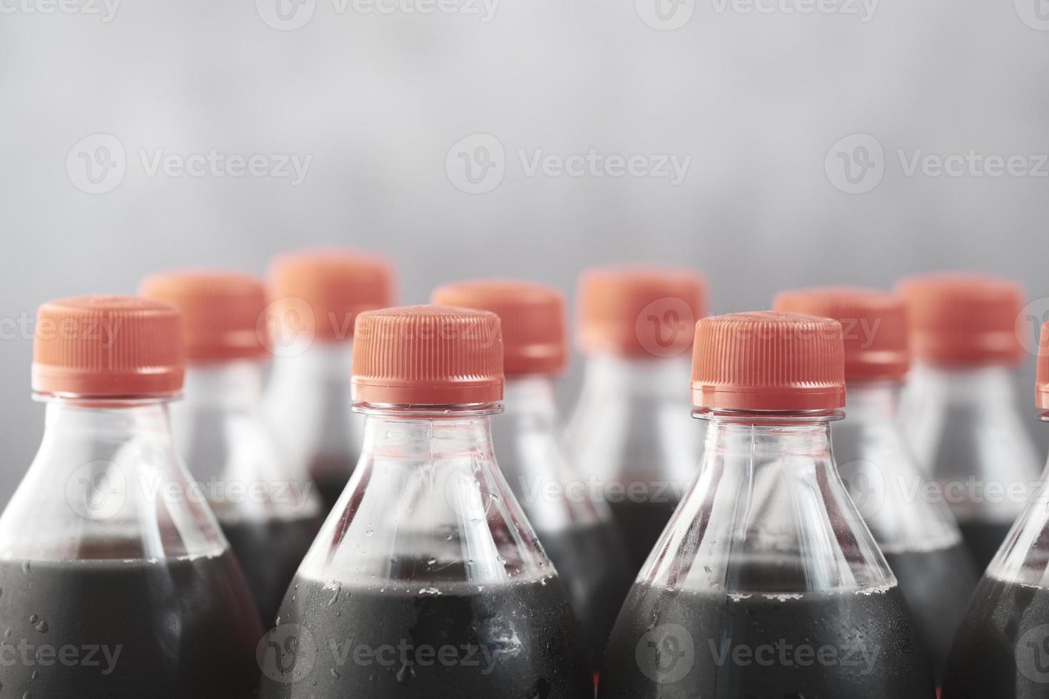 garrafas plásticas de refrigerante na mesa foto