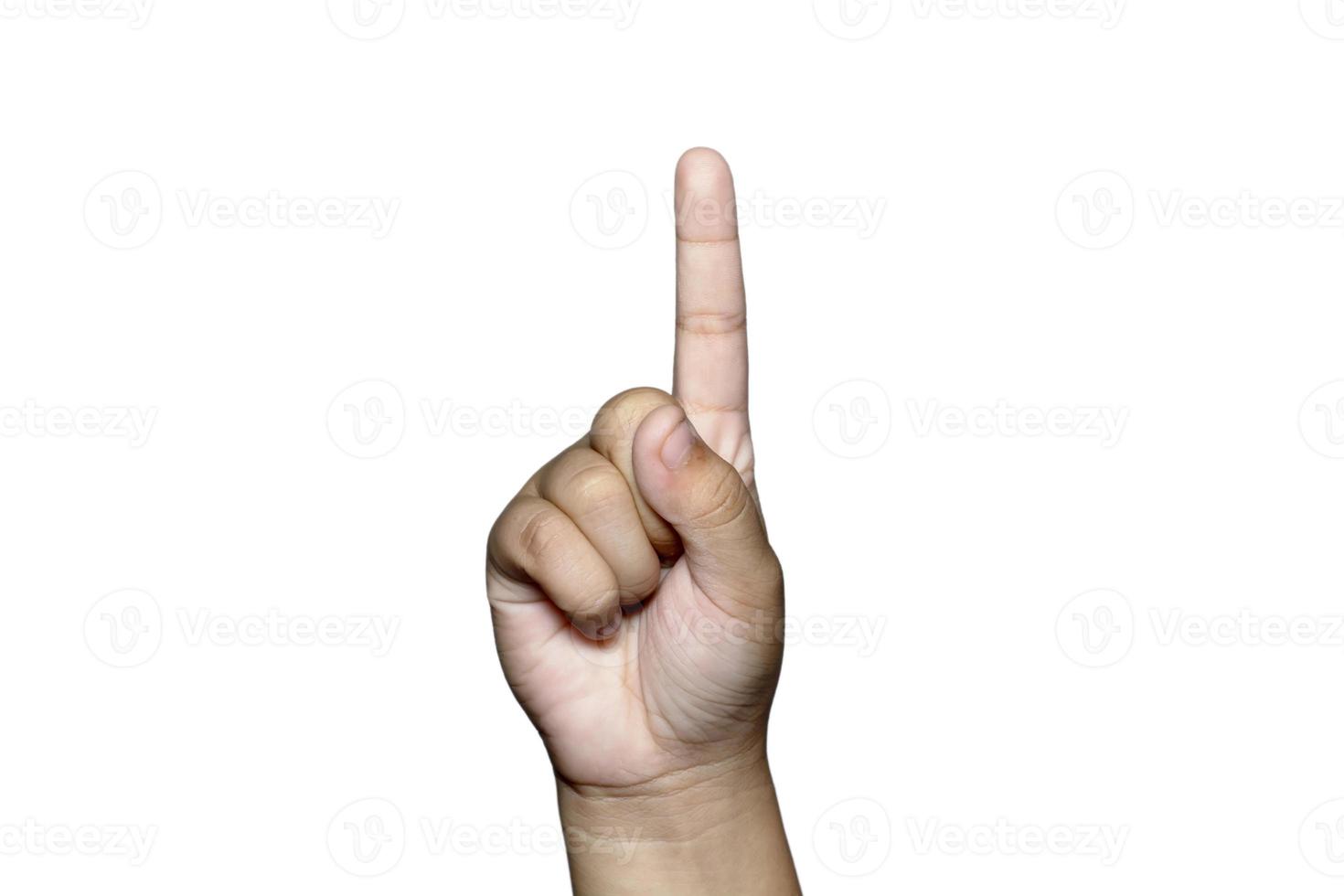 menino levantando um dedo por lado sobre fundo branco. foto