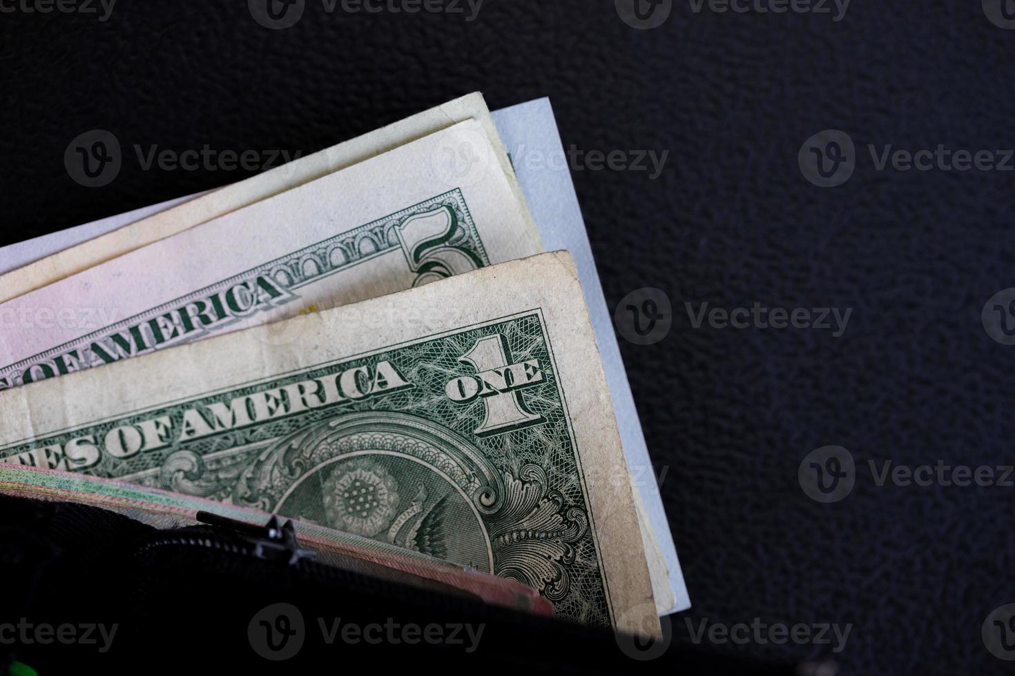 dólares americanos em fundo preto. foto