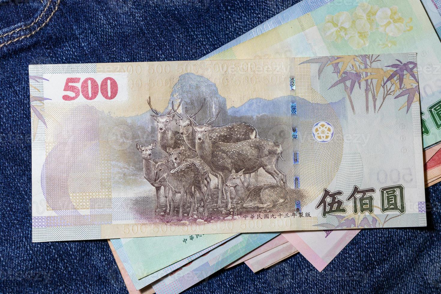 dinheiro de taiwan, notas de taiwan, dólar de taiwan em fundo jean. foto