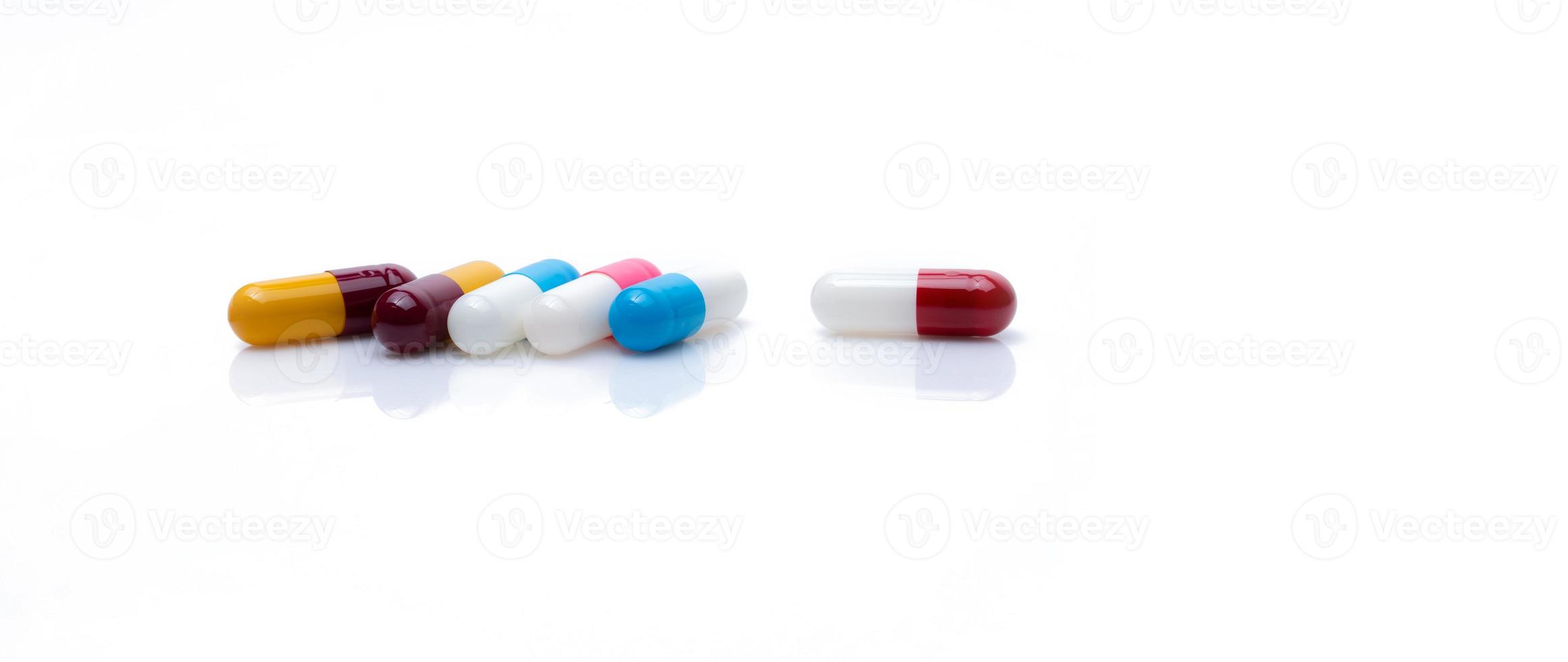 comprimidos de cápsula de antibiótico em fundo branco. medicamentos prescritos. pílulas de cápsulas coloridas. conceito de resistência a antibióticos. indústria farmacêutica. problema da superbactéria. banner web horizontal de farmácia. foto