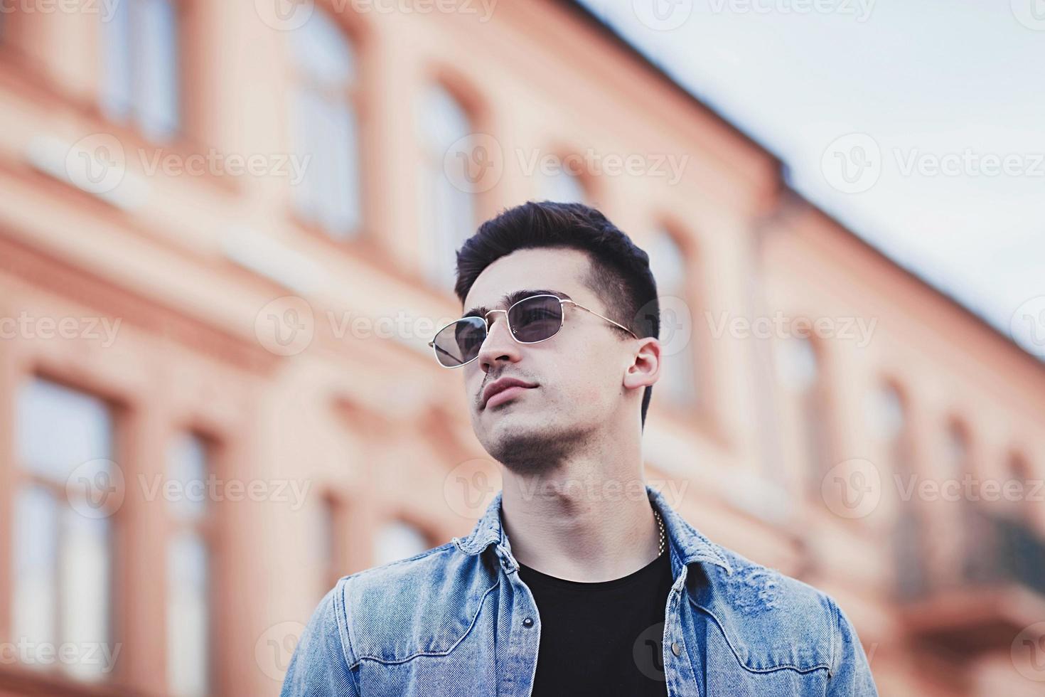 homem bonito com óculos de sol foto