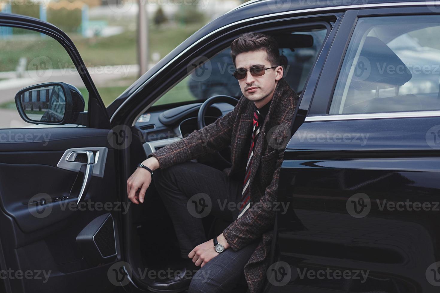 homem de sucesso em um carro foto