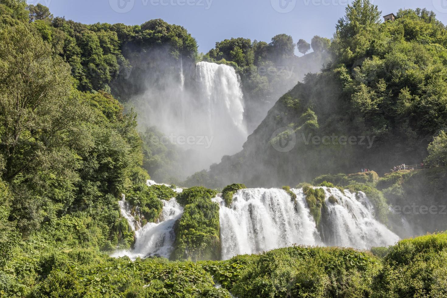 cachoeira de marmore na região de umbria, itália. incrível cascata espirrando na natureza. foto