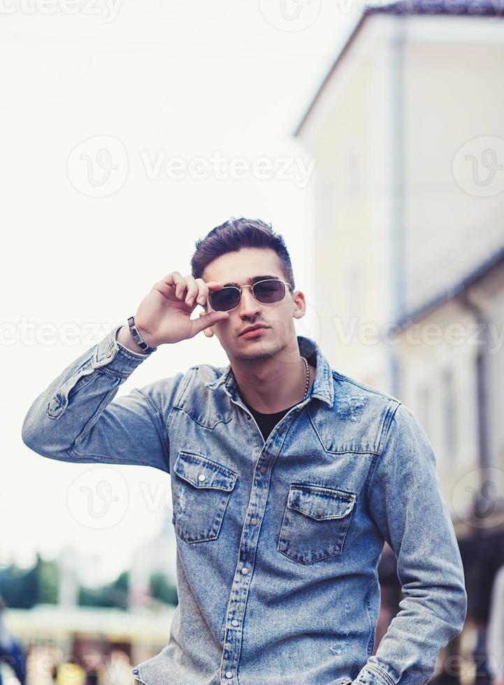 cara elegante em pé na rua foto