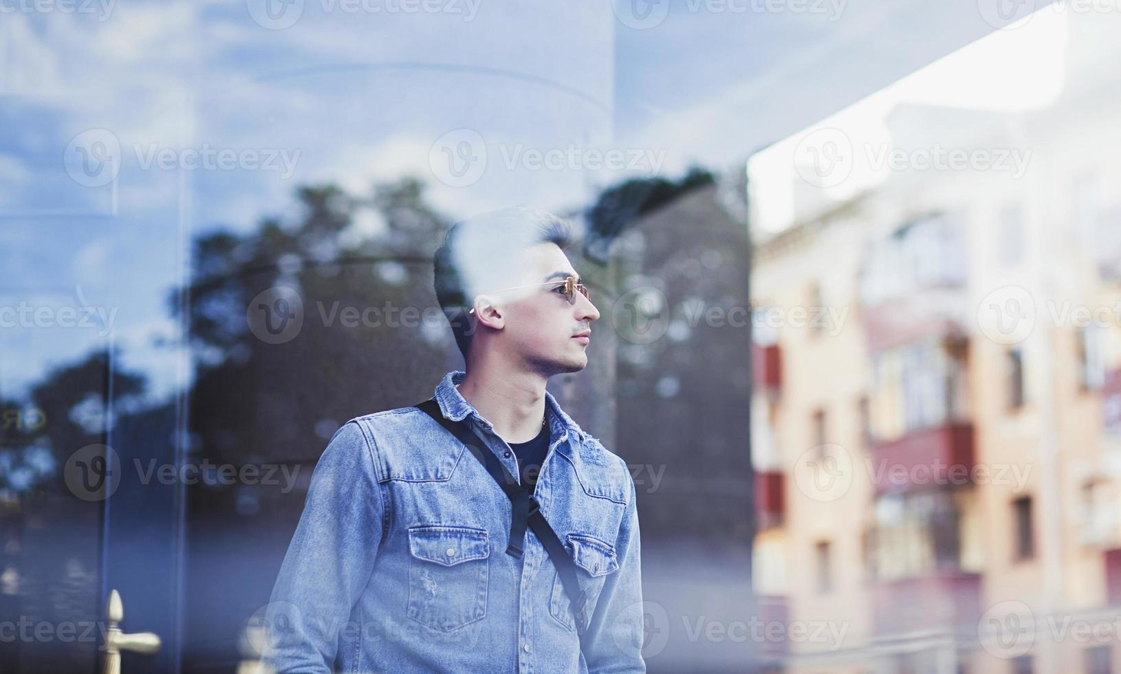 jovem de camisa jeans foto