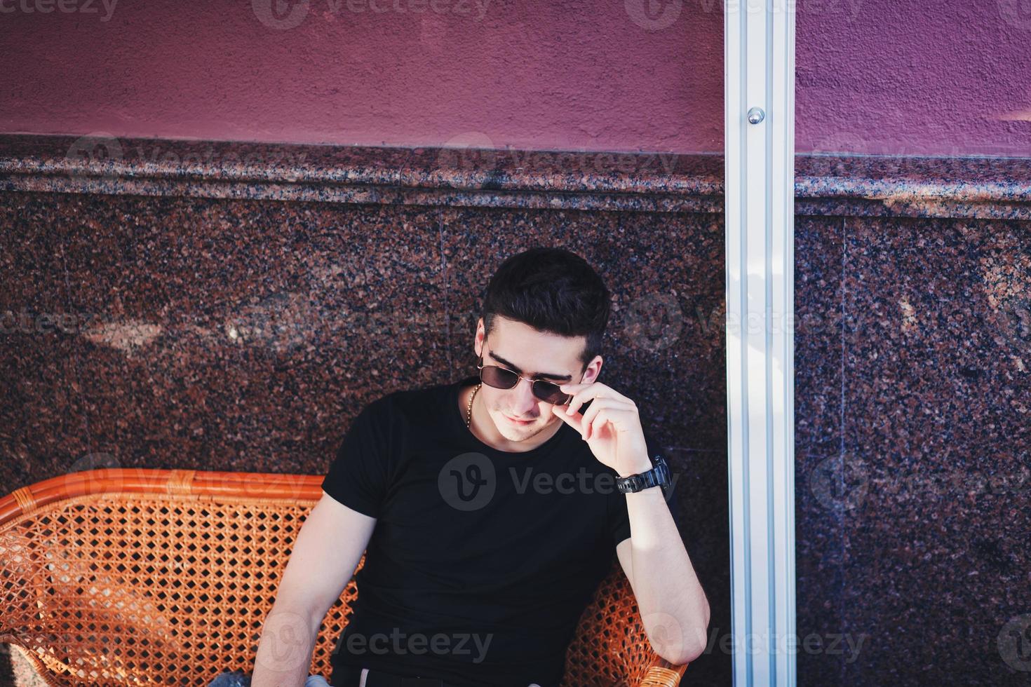 óculos de sol de homem e camiseta preta vazia foto