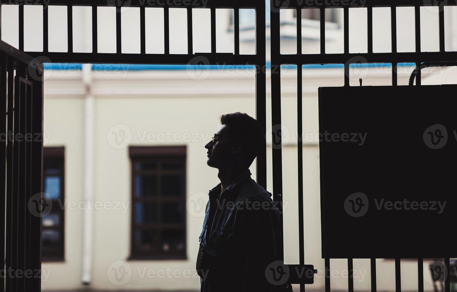 homem elegante na rua foto