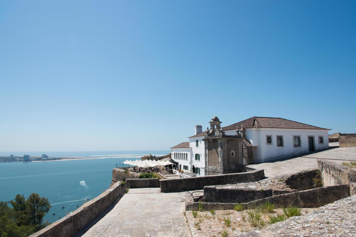 vista do alto do forte de saint philip, setúbal, portugal. dia ensolarado. foto