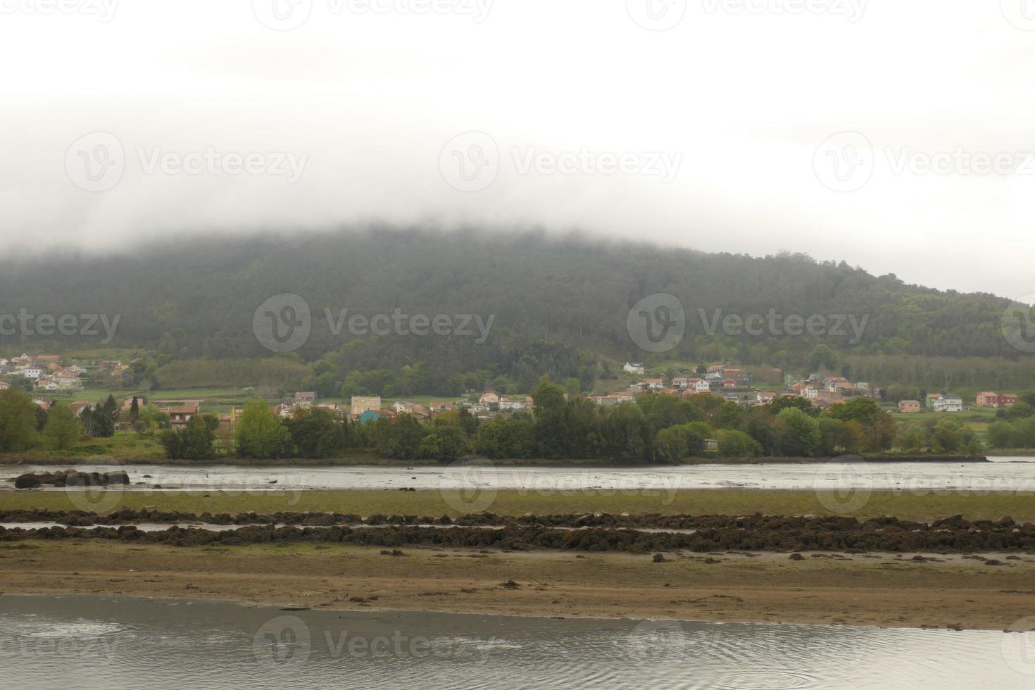 vistas do estuário de noia em um dia nublado foto