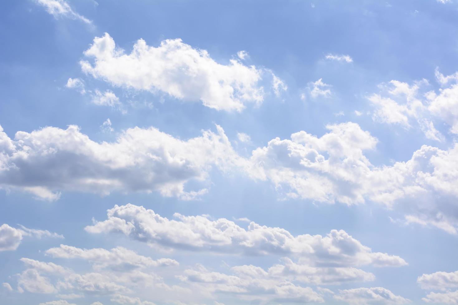 céu azul nublado. foto