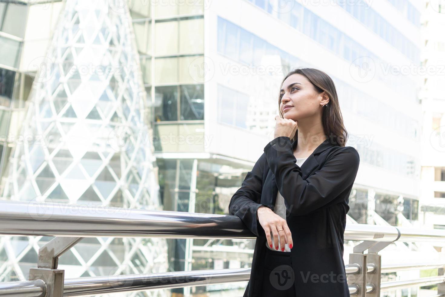 mulher líder de negócios, CEO executivo em pensamento no local ao ar livre. mulher tomando decisões foto