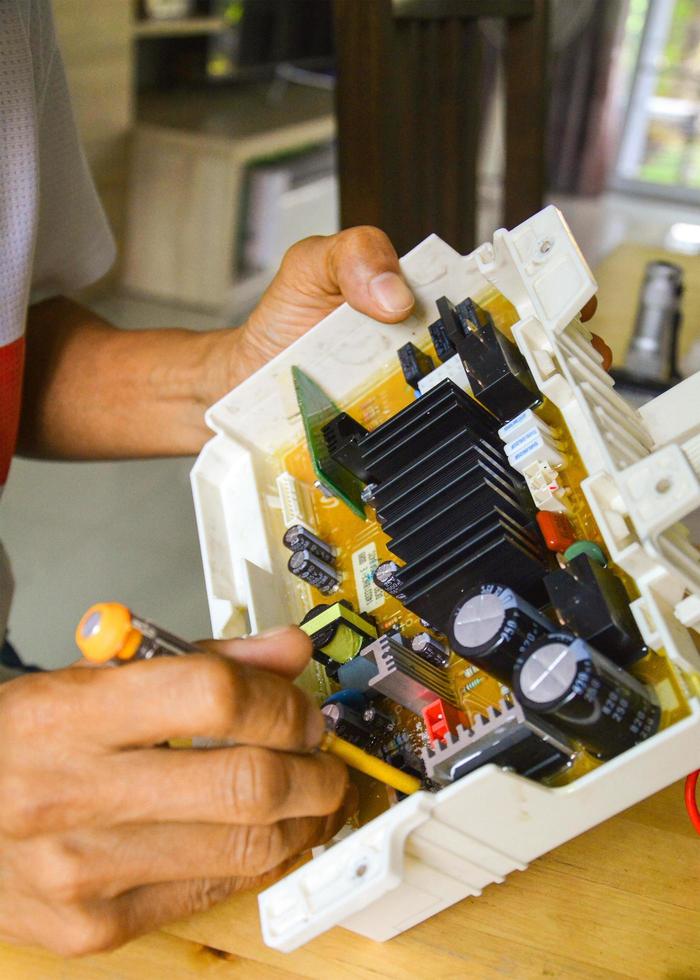 técnico em eletrônica e ferramenta foto