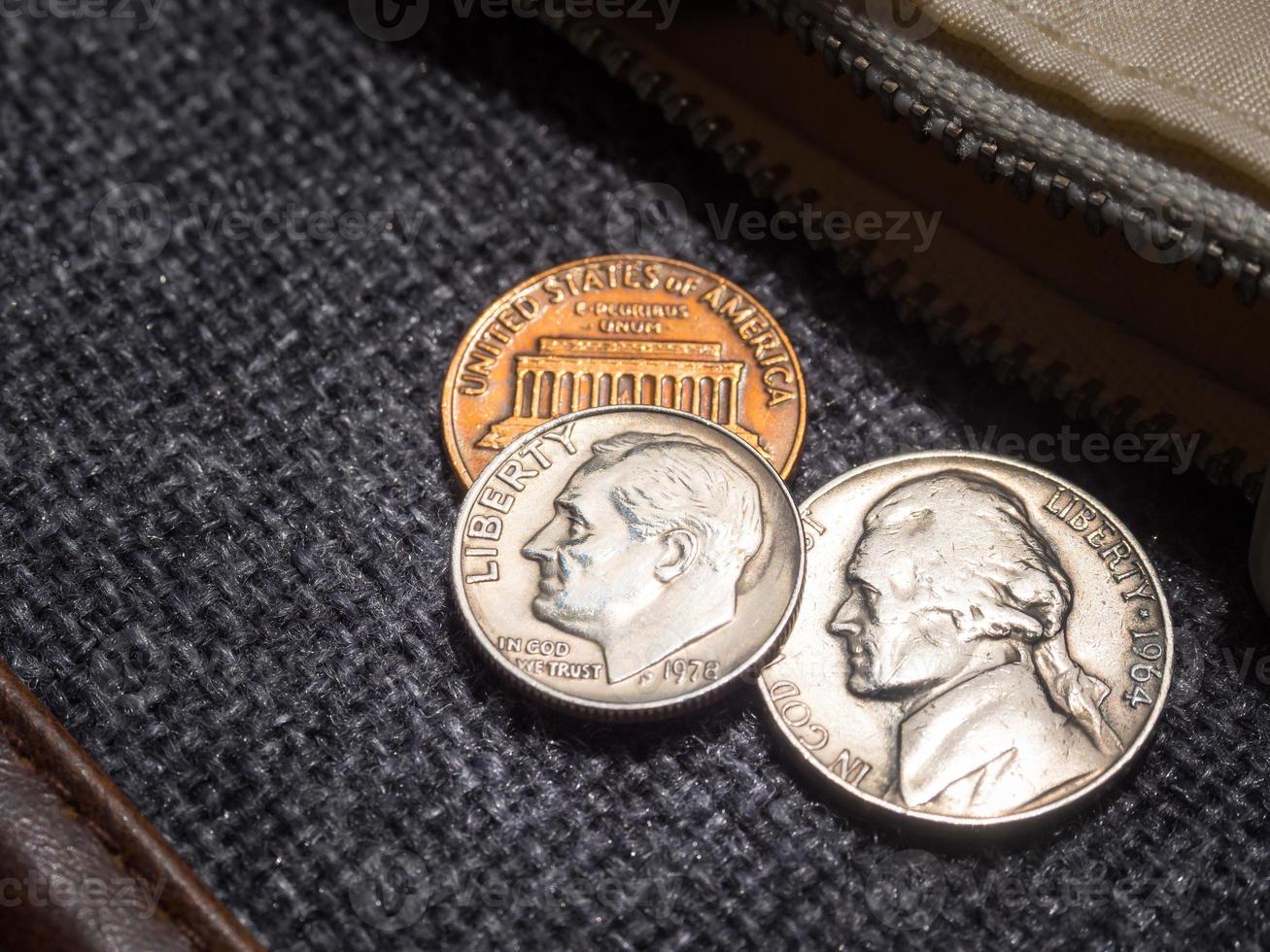 moedas de dólar americano colocadas fora da carteira. foto