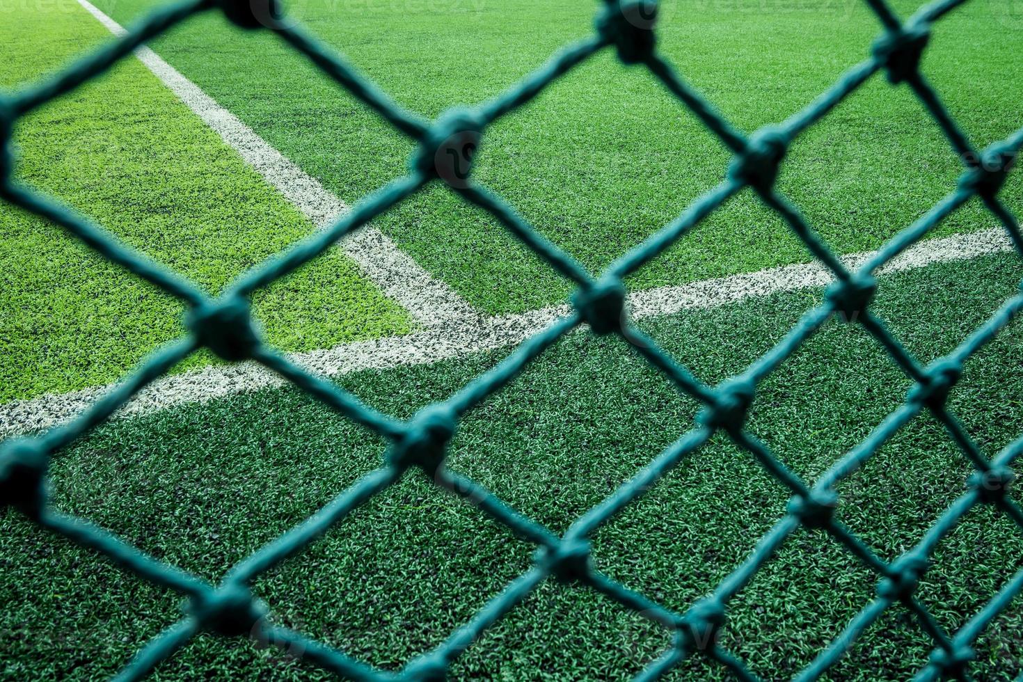 net em frente a relva artificial do campo de futebol de futebol. foto