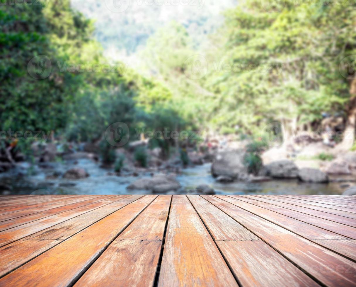 mesa de madeira vazia com fundo de selva desfocada foto