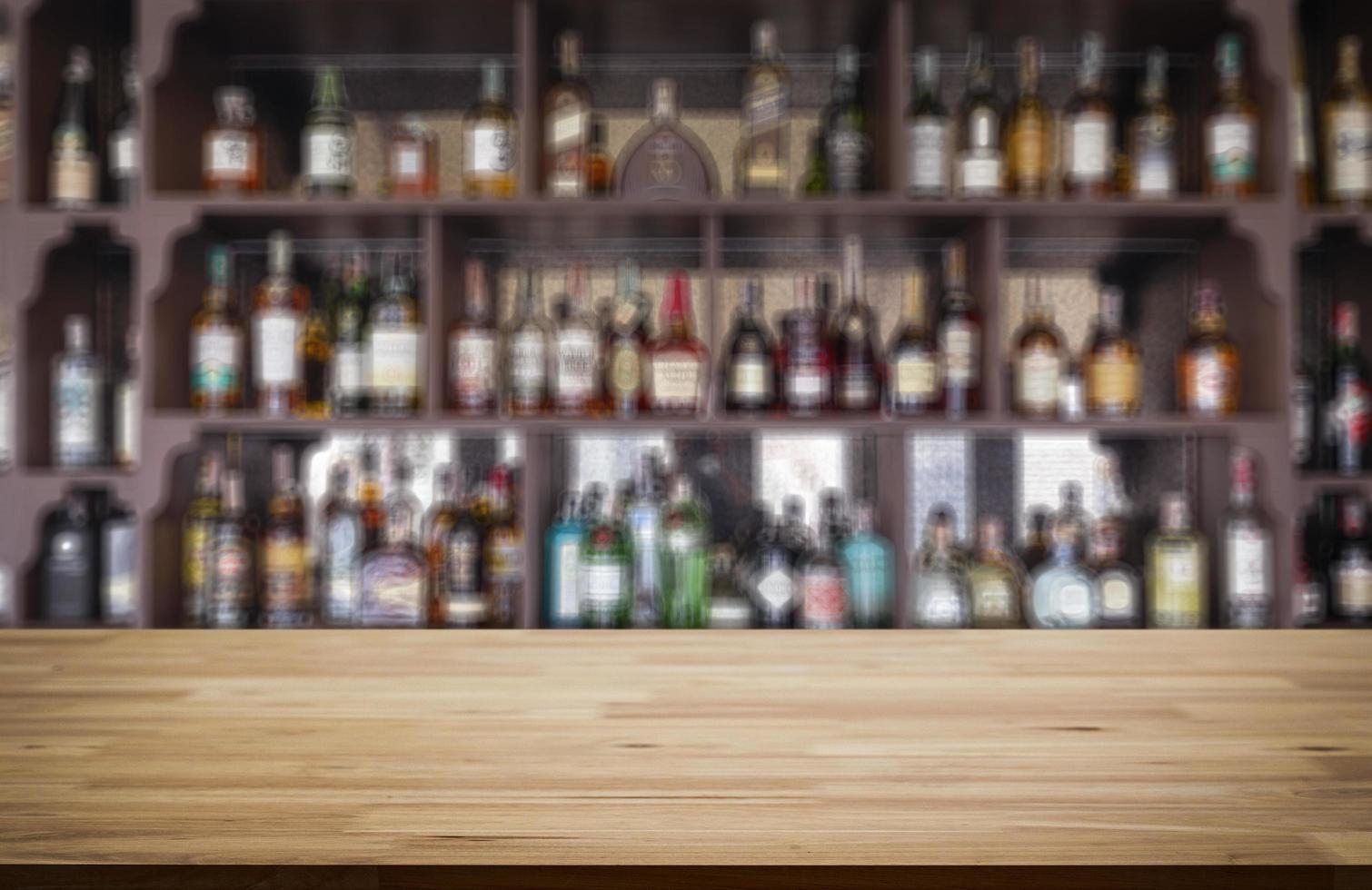 mesa vazia de tábua de madeira na frente do fundo de bebida desfocado comunicador foto