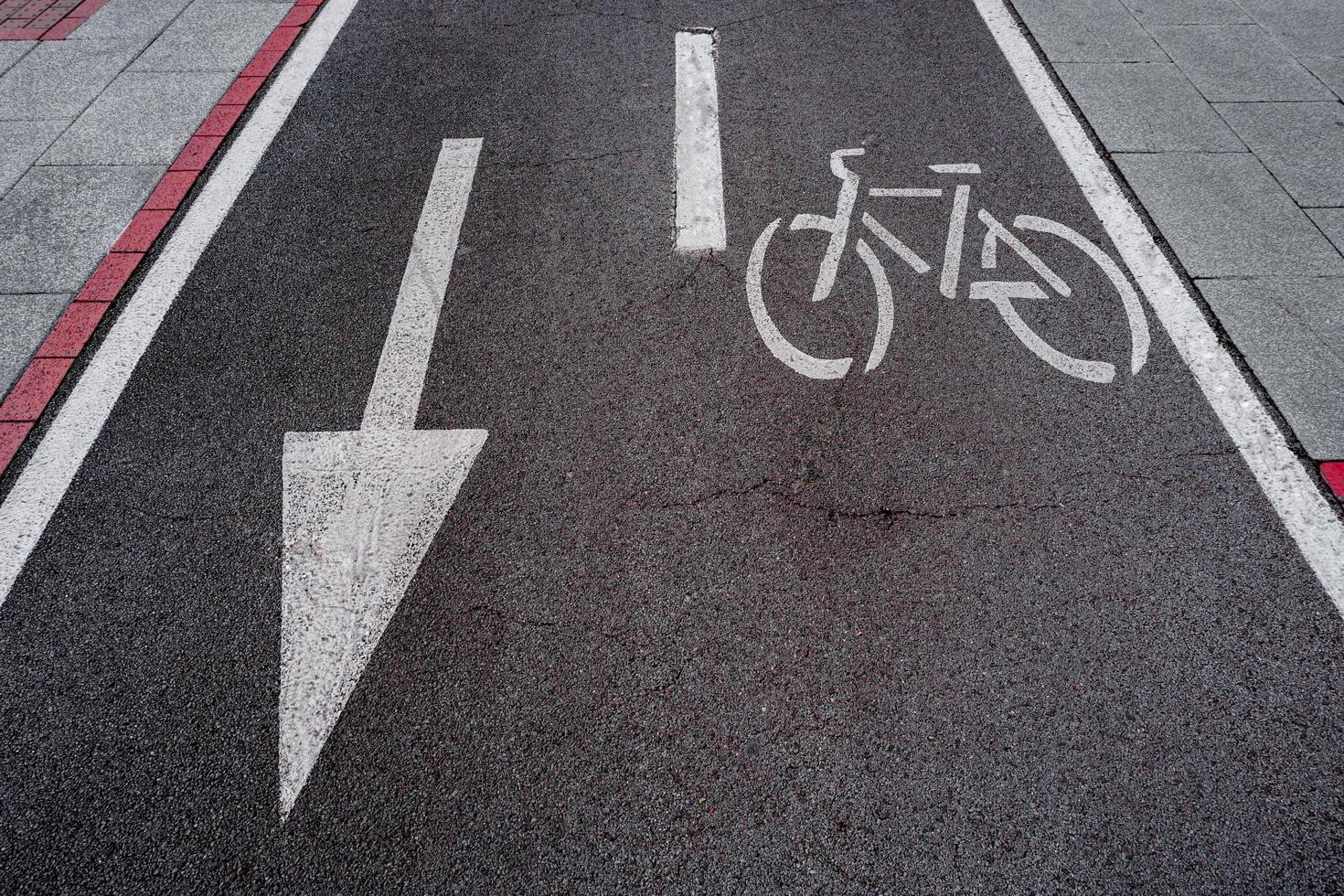 sinal de trânsito de bicicleta na estrada na rua foto