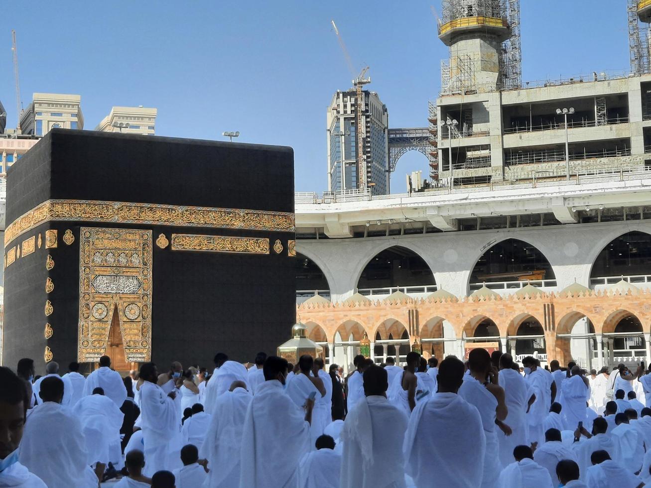 makkah, arábia saudita, 2021 - visitantes de todo o mundo estão realizando tawaf na masjid al-haram em makkah. foto