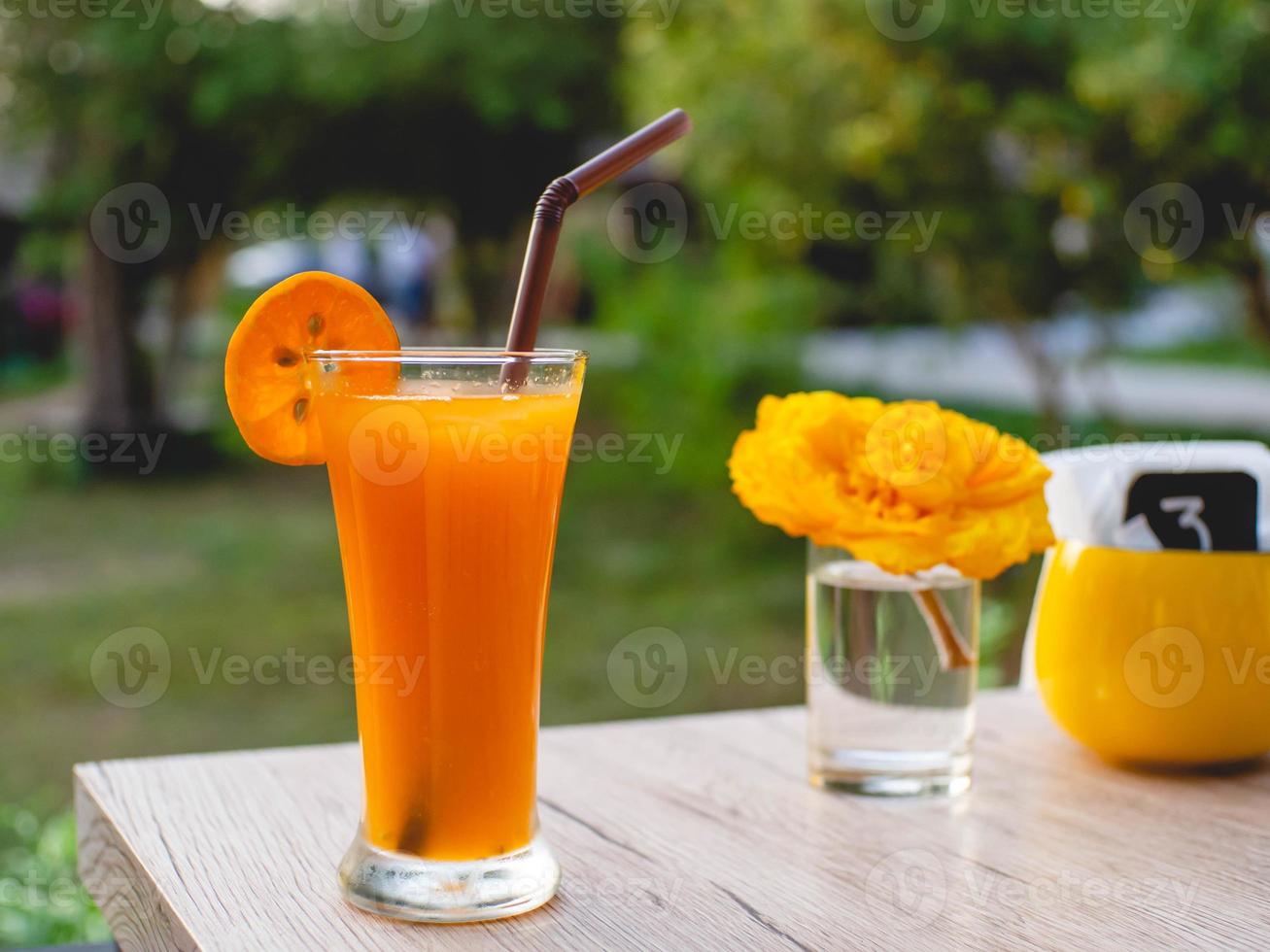 suco de laranja e natureza foto