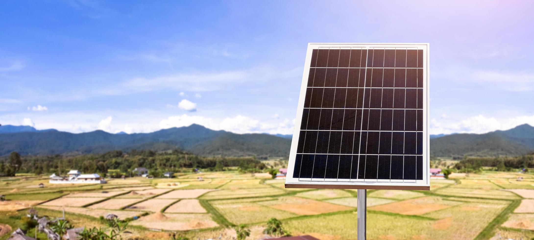 painel fotovoltaico, nova tecnologia para armazenar e usar a energia da natureza com a vida humana, energia sustentável e conceito amigo do meio ambiente. foto